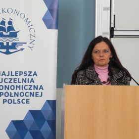 Profesor Monika Bąk, Prodziekan ds. nauki i kształcenia Uniwersytetu Gdańskiego otwiera Konferencję