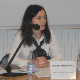 Pani Izabela Rzepkowska z Urzędu Zamówień Publicznych wygłasza prelekcję dotyczącą przesłanek wykluczenia wykonawców