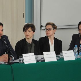 Stół prezydialny, od lewej: Pan Bogdan Artymowicz, Pani Małgorzata Stręciwilk, Pani Magdalena Olejarz, Pani Kinga Reinholz